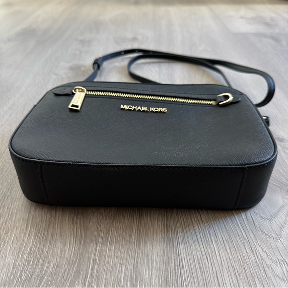 Michael Kors Black Jet Set Large Saffiano Leather Crossbody Bag - Picture 4 of 12